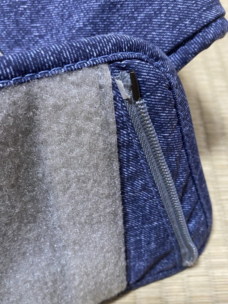 抱っこ紐の雌側チャックが破れた画像です